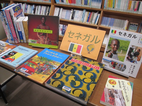 内野図書館10月のミニ展示コーナーの写真