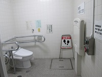おむつ交換台のある洋式トイレ内の写真