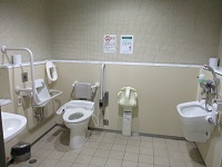 1階エントランス　多目的トイレの写真