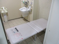 1階エントランス多目的トイレ内の多目的シートの写真